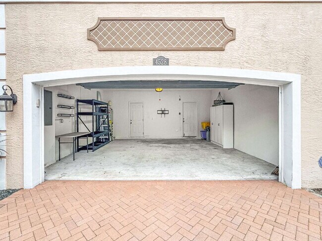 Building Photo - Spacious 3BR Townhome in Gated Villa Palma | Garage | Community Pool