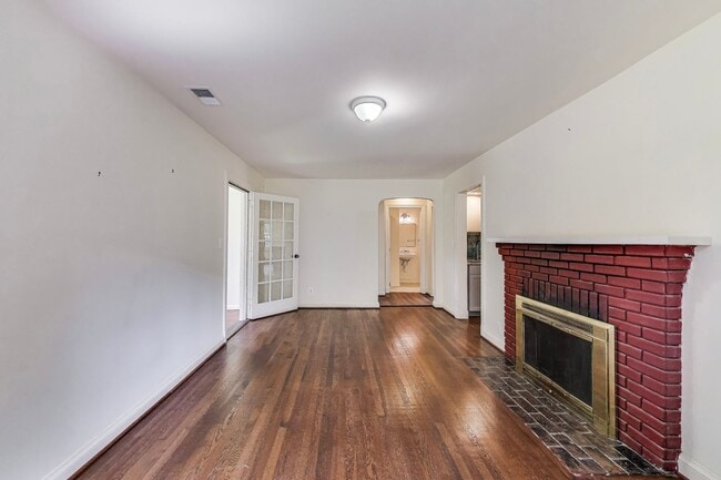 Building Photo - Cute 2 bed + Loft + 2 Bath SF w/ Fenced Yard