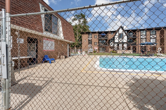 Building Photo - 13620 Lamon Ave