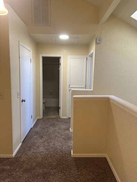 Building Photo - 9810 Walnut Ln