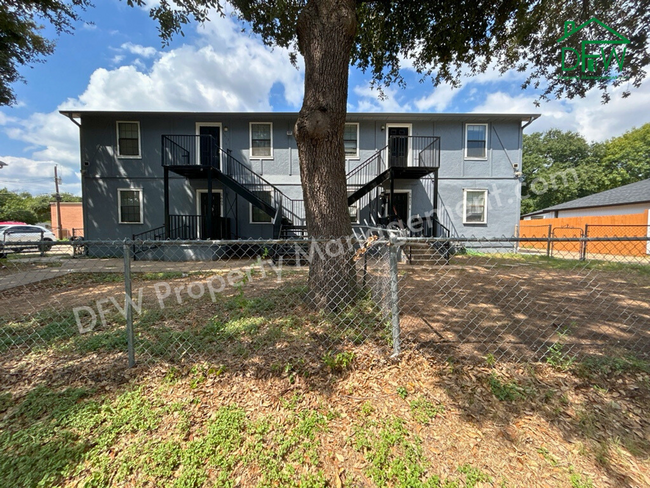 Building Photo - Charming 2-Bedroom Fourplex with Fenced Ba...