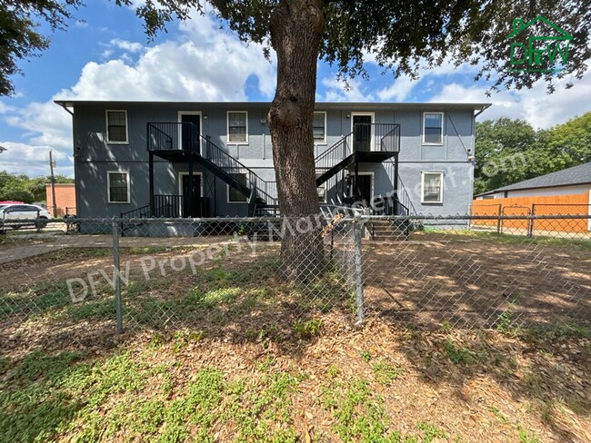 Building Photo - Charming 2-Bedroom Upstairs Apartment in Irving – Convenient Location, Fenced Yard, and More!