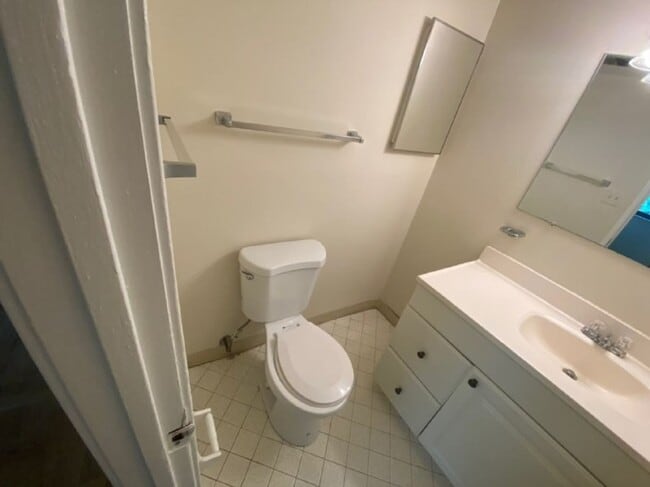 Building Photo - 2 Bedroom 1.5 Bathroom Apartment Unit Loca...