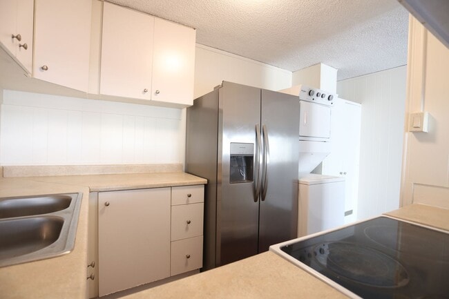 Building Photo - Liliuokalani Plaza – 2 bedroom, 2 bath with 1 covered parking