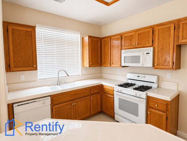 Building Photo - Charming Seven Oaks Home - 4Bed, 2Bath - Gardener Included!
