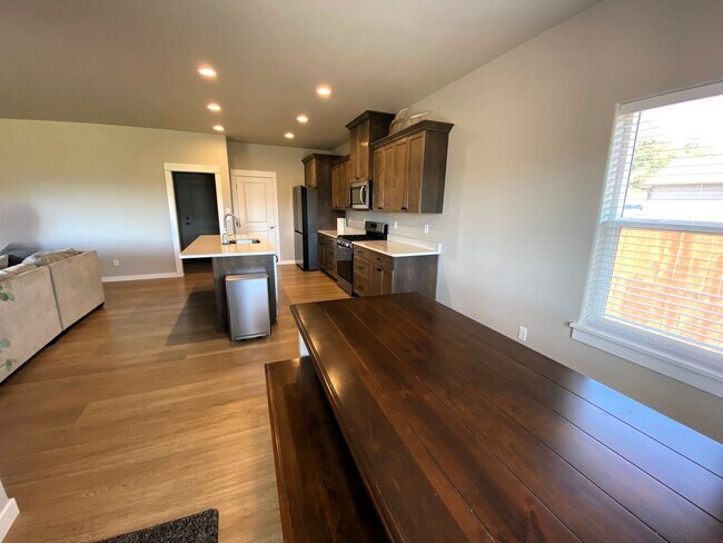 Building Photo - Beautiful 3 Bedroom House in Sutherlin!