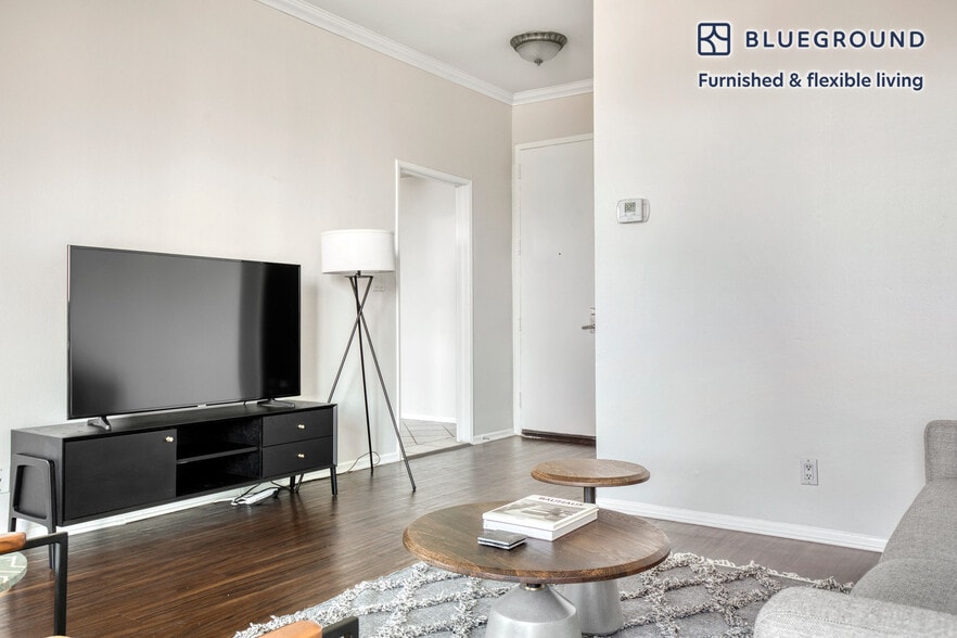 Building Photo - 467 S Arnaz Dr