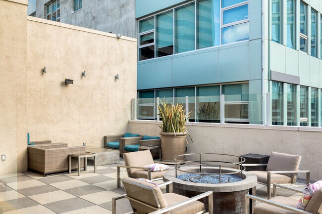 Building Photo - 1050 Ingraham St