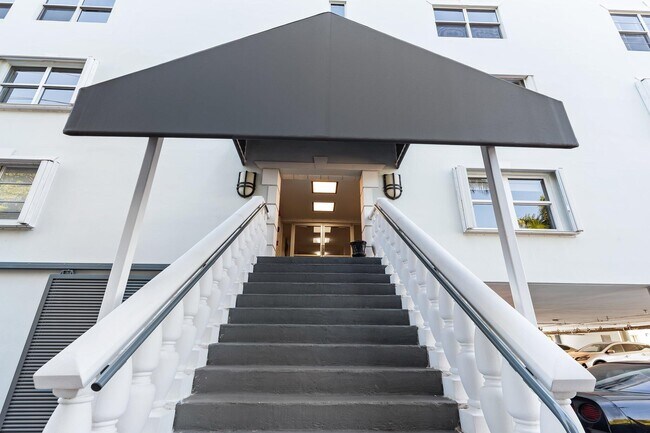 Building Photo - 1881 Middle River Dr