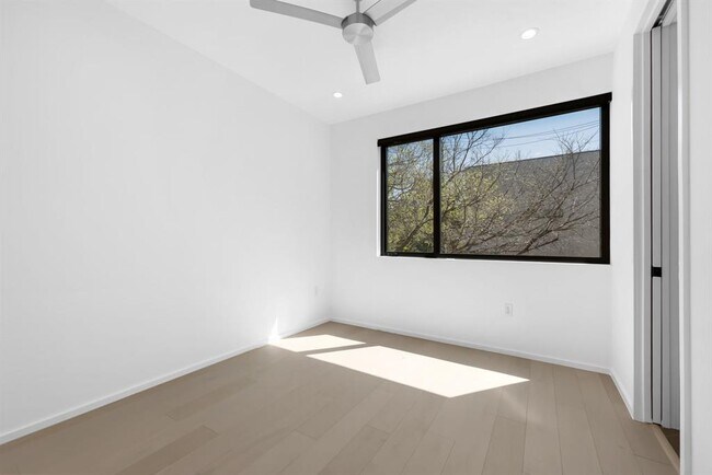 Building Photo - 2411 Winsted Ln