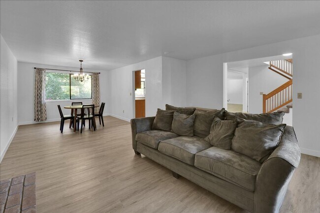Building Photo - 5Bd/2.5Ba Everett Home