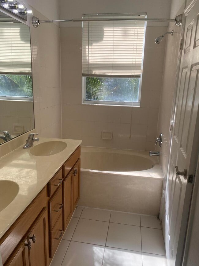 Building Photo - 771 Pipers Cay Dr