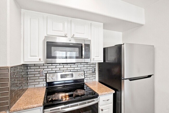 Building Photo - 3 Bed, 2 Bath -Gated- South West Las Vegas