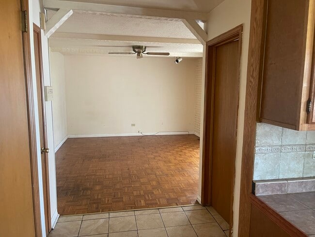 Building Photo - 1802 W Willow Ln