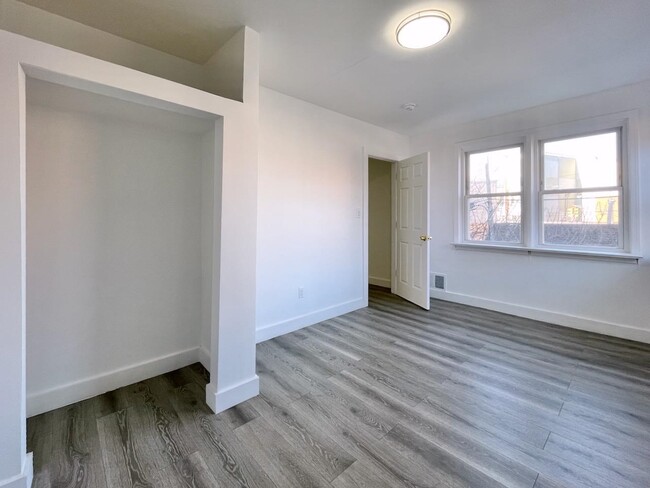 Building Photo - 389 Monmouth St