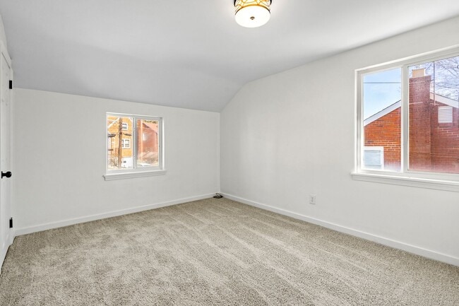 Building Photo - Newly Renovated 3 Bed/2.5 Bath Home - Cent...