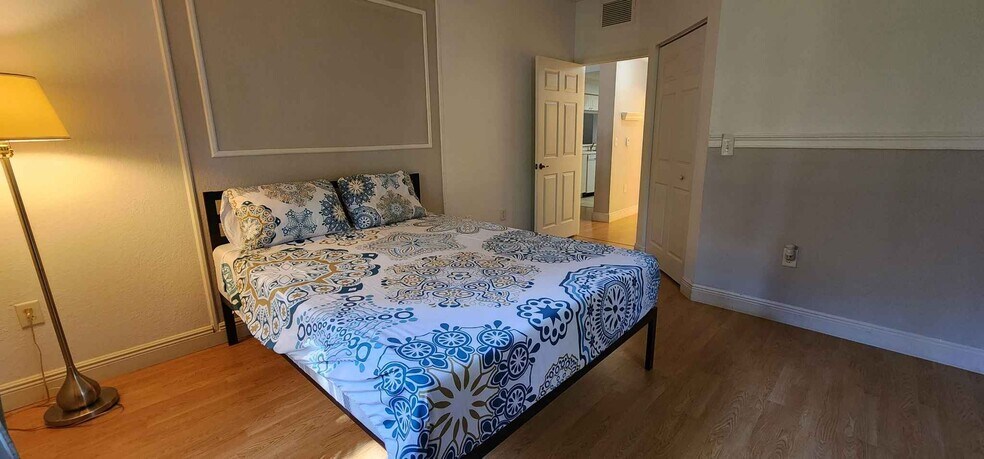 Building Photo - 3022 Alcazar Plz