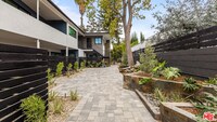 Building Photo - 2021 N Beachwood Dr