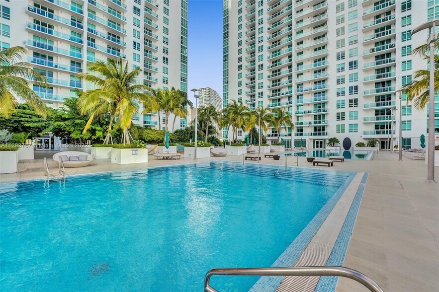 Building Photo - 950 Brickell Bay Dr