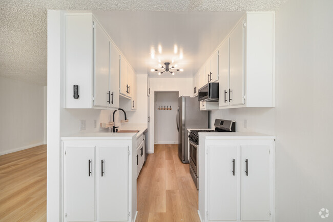 2BR, 2BA - 1,000SF - Kitchen - 10844 Rose Ave