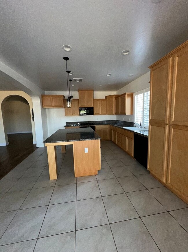 Building Photo - NW Visalia Home Coming Soon!