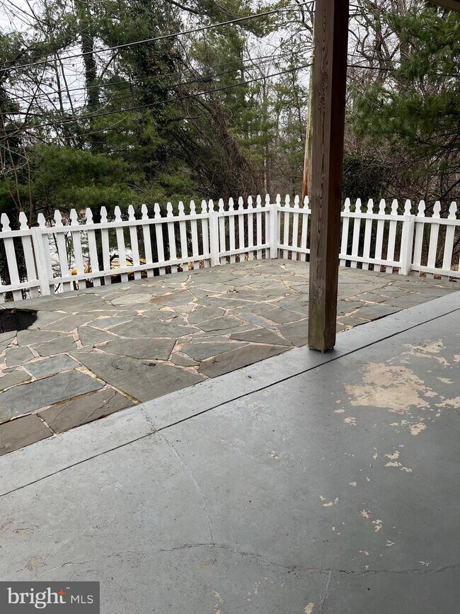 Building Photo - 102 Hillside Cir