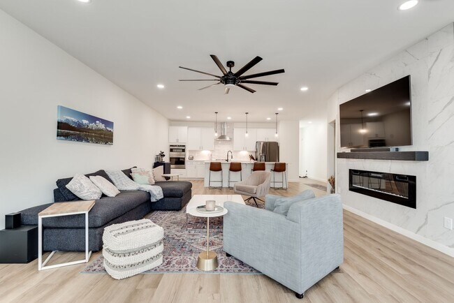 Building Photo - Gorgeous 3/3.5 Townhome Minutes From Downt...
