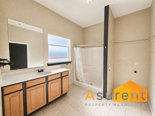 Building Photo - Large Two- Bedroom Apartment in Ashland with lots of storage and washer and dryer hookups