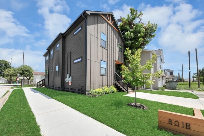 Building Photo - 801 E 32nd 1/2 St