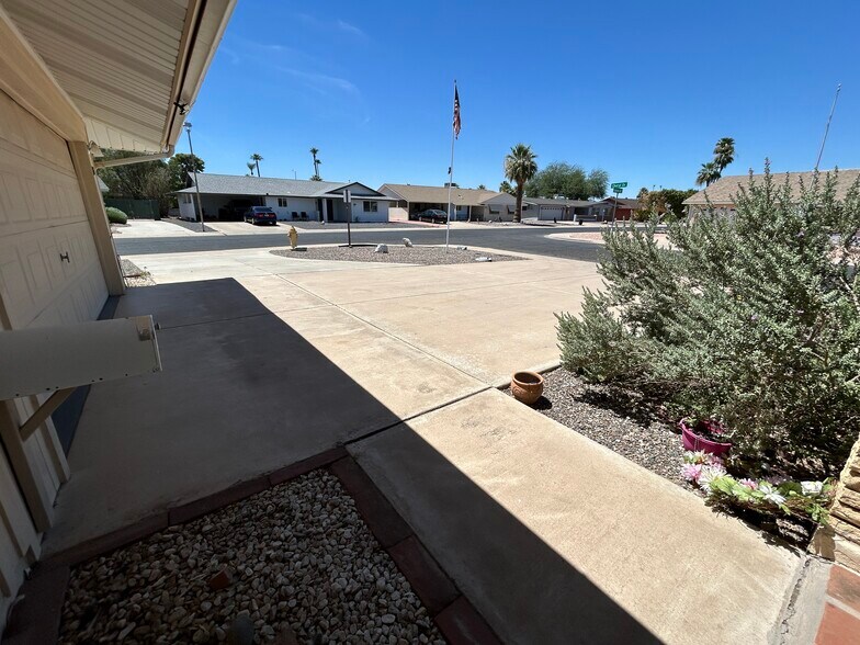 Building Photo - 10615 W Cheryl Dr