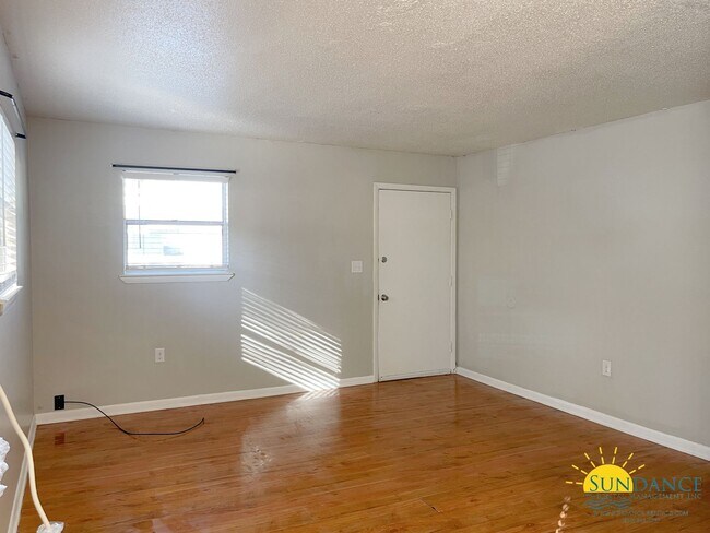 Building Photo - Quaint 2 Bedroom Unit in Fort Walton Beach!
