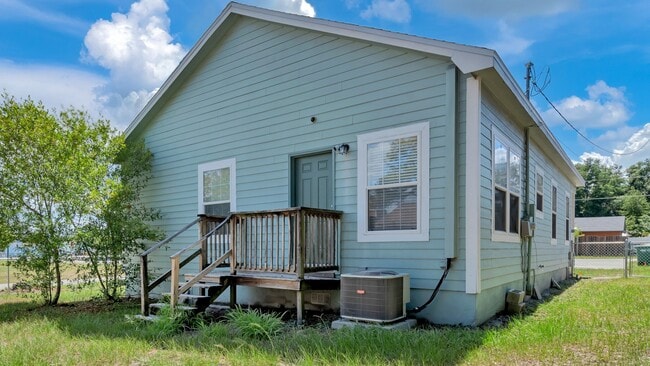 Building Photo - Spacious 3-Bedroom Home with Recent Upgrad...