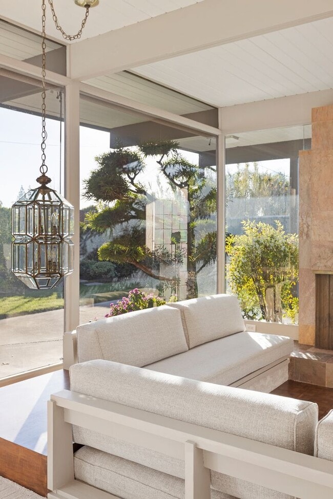 Building Photo - Stunning Mid-Century Modern 4 BR 3 BA with Bonus Room and Office