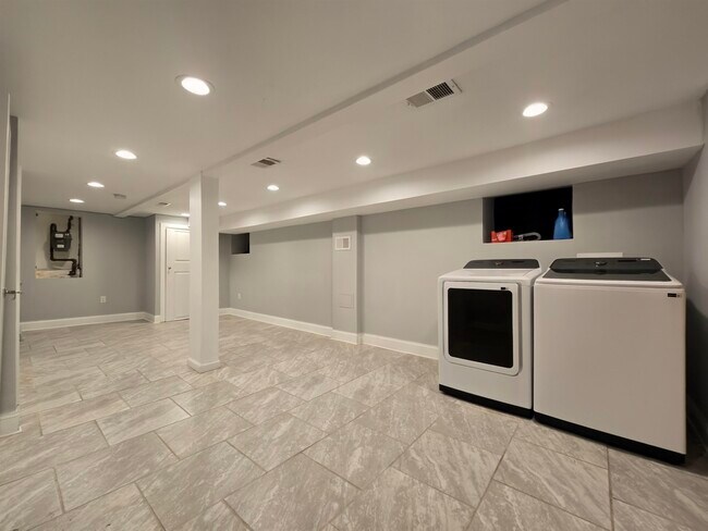 Building Photo - 43 Stegman St