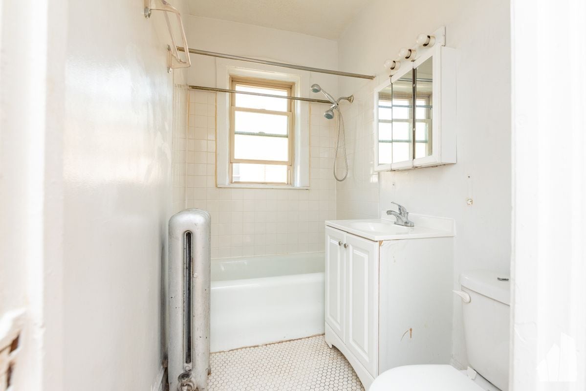 Building Photo - 4101 N Sacramento Ave