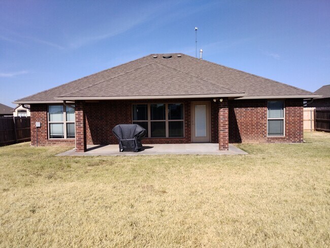 Building Photo - 401 Northeast Mountain Meadow Drive