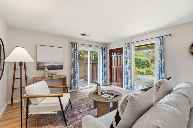 Building Photo - Beautifully updated 2-bedroom, 1.5-bathroom duplex