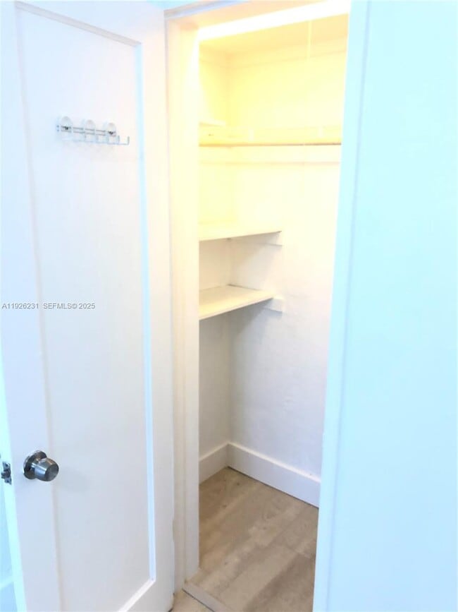 Building Photo - 8340 Crespi Blvd