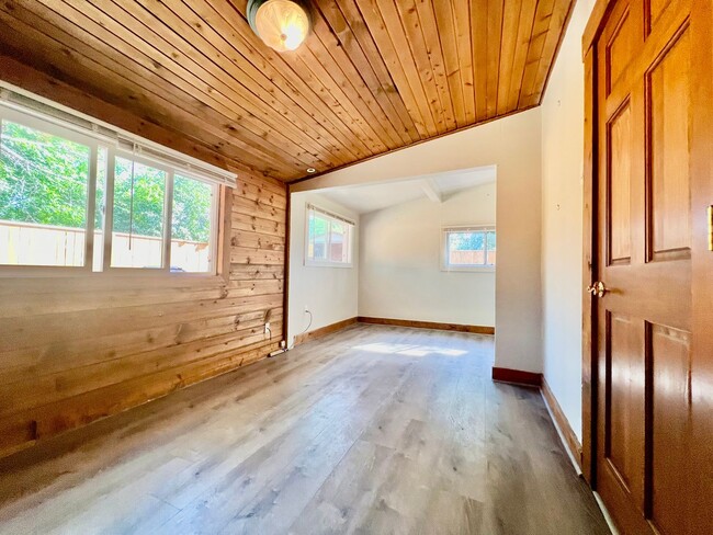 Building Photo - Fantastic House In Desirable Englewood Nei...