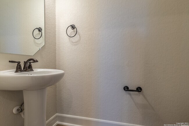 Building Photo - 10351 Lynwood Crk