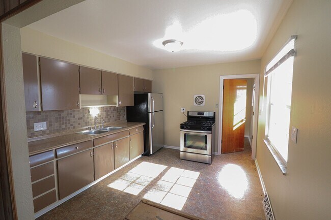 Building Photo - 3 Bedroom House