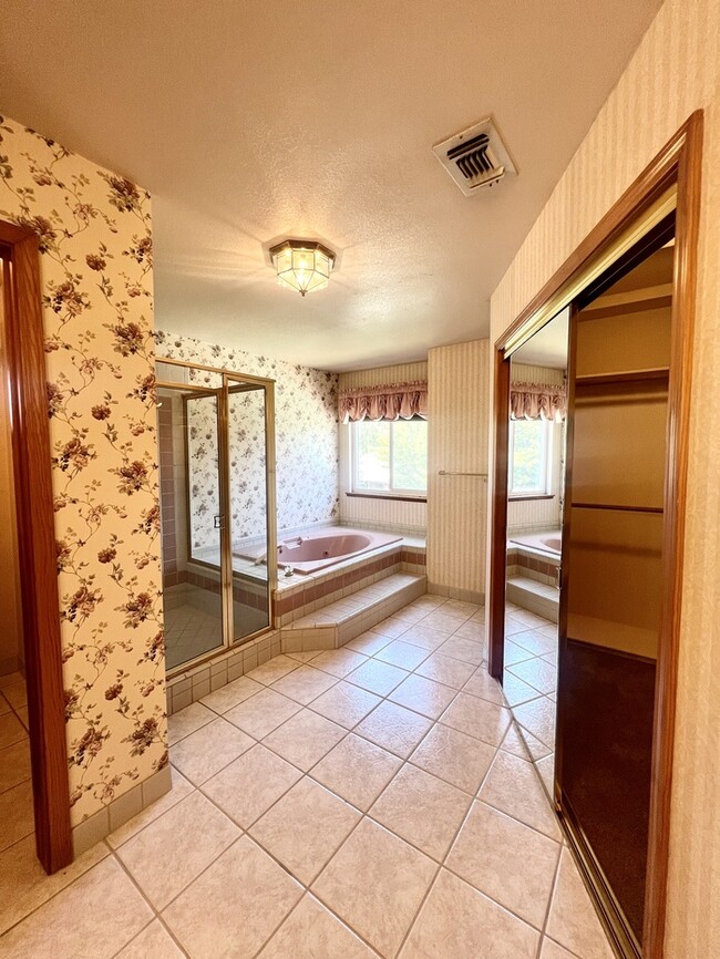 Building Photo - 1305 Manzano Way