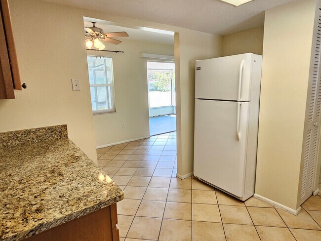 Building Photo - Annual Unfurnished 2 Bedroom 2 Bathroom Duplex with a Carport on Venice Island!