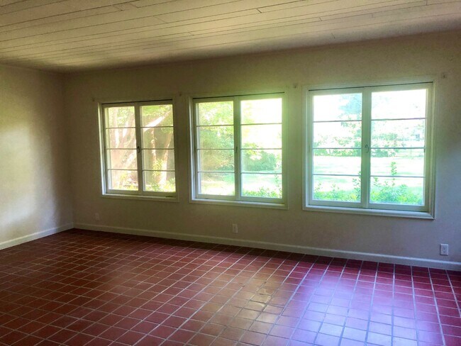 Building Photo - Stunning Midtown Home In Highly Desirable Bren Rose!