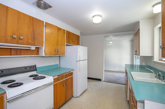 Building Photo - Spacious 4-Bedroom Home with Large Yard, Covered Patio & Garage in Lakewood