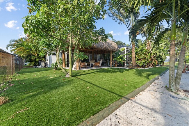 Building Photo - 726 SE Seahouse Dr