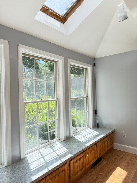 window seat and credenza - 10' wide. SE exposure. - 20 Partridge Ln