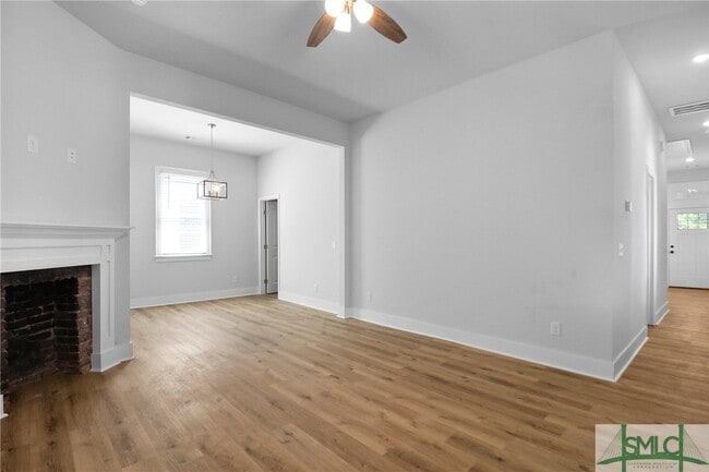 Building Photo - 826 W Victory Dr