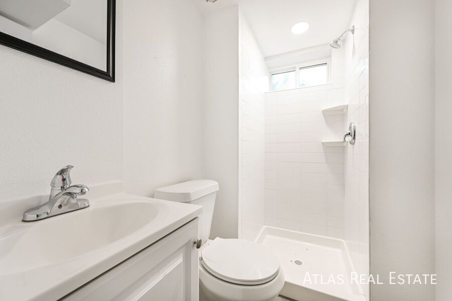 Building Photo - 5025 Beach Ct