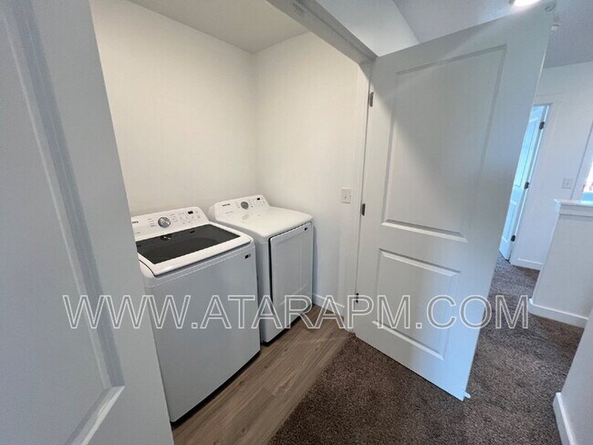 Building Photo - 346 Grassland Dr